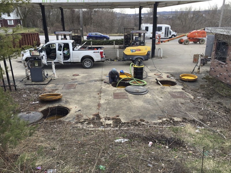 Work begins to raze abandoned Masury gas station